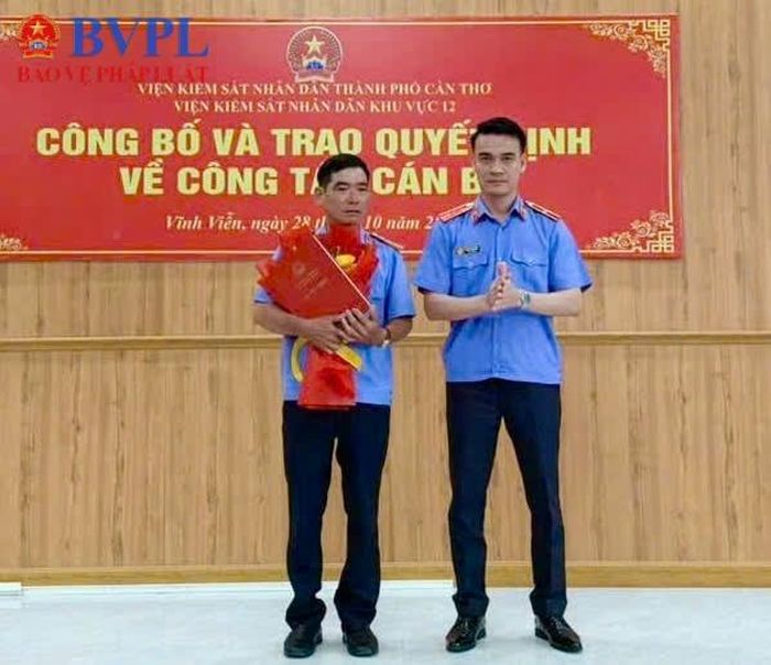  Đồng chí Phạm Xuân Minh - Viện trưởng VKSND TP Cần Thơ trao Quyết định cho đồng chí Trần Trung Nghĩa.