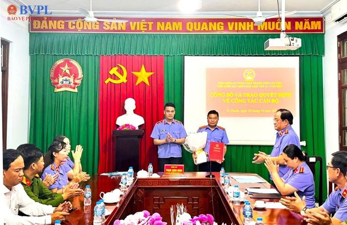  Đồng chí Phạm Xuân Minh - Viện trưởng VKSND TP Cần Thơ trao Quyết định cho đồng chí Lê Văn Meo.