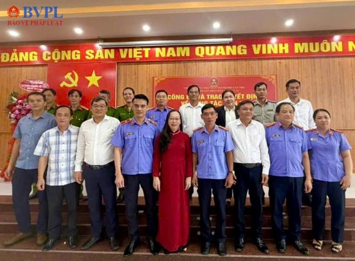  Đại diện các đơn vị chúc mừng các đồng chí được điều động bổ nhiệm.