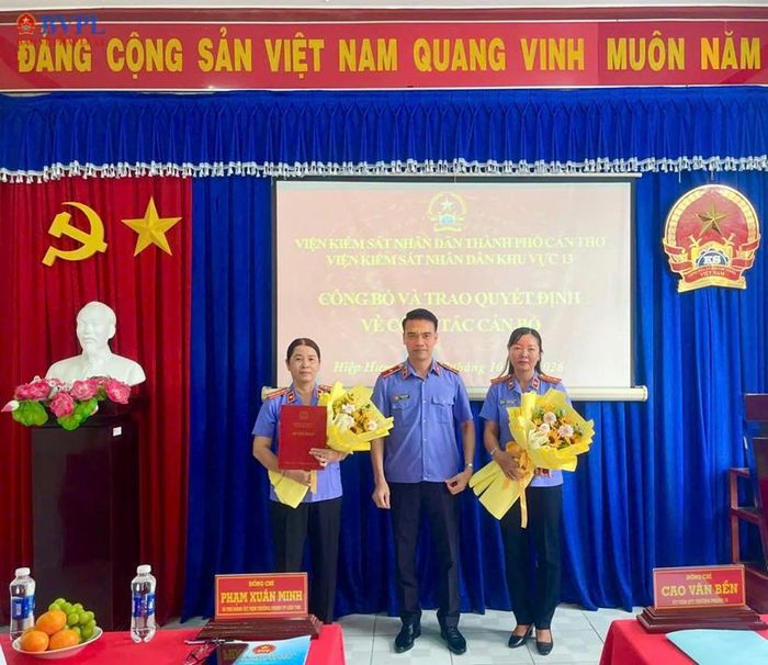  Đồng chí Phạm Xuân Minh - Viện trưởng VKSND TP Cần Thơ trao Quyết định cho đồng chí Huỳnh Kim Thu và đồng chí Nguyễn Thị Lượng.