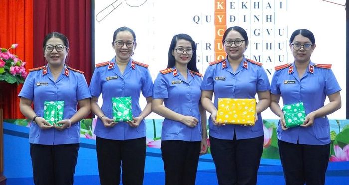  Đồng chí Phạm Thị Hương, Phó Chánh Văn phòng, trao giải cho các cá nhân đạt thành tích cao khi tham gia trò chơi.