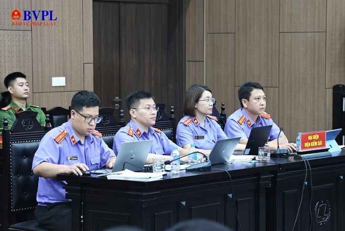  Các Kiểm sát viên đại diện VKSND TP Hà Nội thực hành quyền công tố và kiểm sát xét xử tại phiên tòa. Ảnh: H.Nguyên
