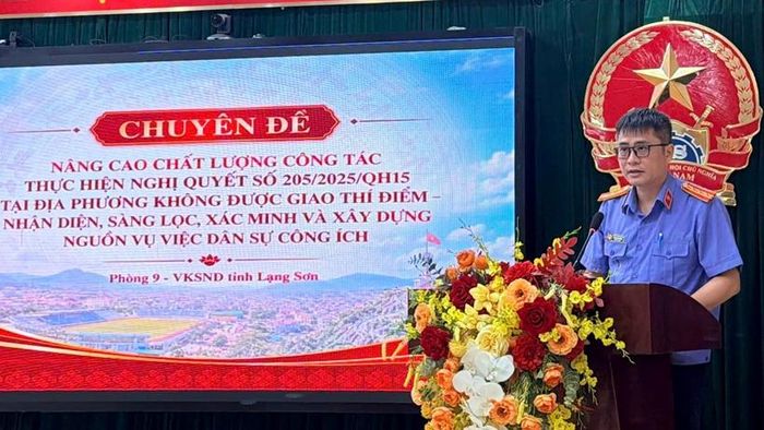  Báo cáo viên trình bày chuyên đề tại hội nghị.
