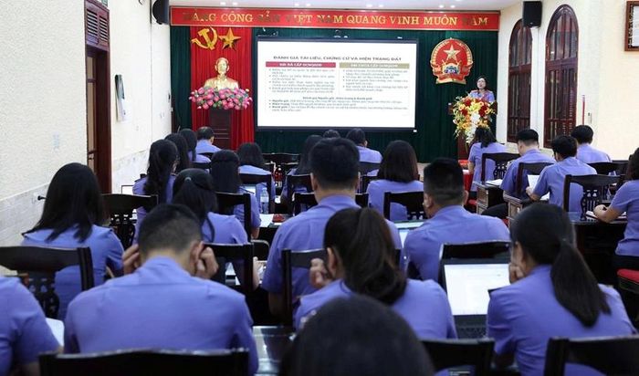  Quang cảnh báo cáo viên trình bày chuyên đề tại Hội nghị.