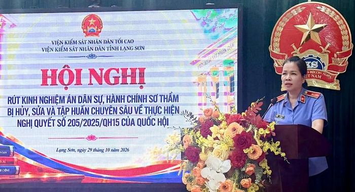  Đồng chí Hồ Ngọc Bích - Phó Bí thư Đảng ủy, Phó Viện trưởng VKSND tỉnh điều hành phần tham luận, thảo luận của các đơn vị. 