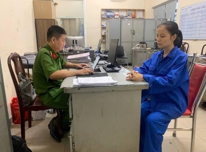 Đinh Thị Hiền Vy làm việc với cán bộ điều tra. (Ảnh: Công an tỉnh Đồng Nai)