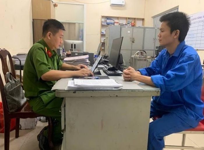  Đinh Mã Hoài Nam làm việc với cán bộ điều tra. (Ảnh: Công an tỉnh Đồng Nai)