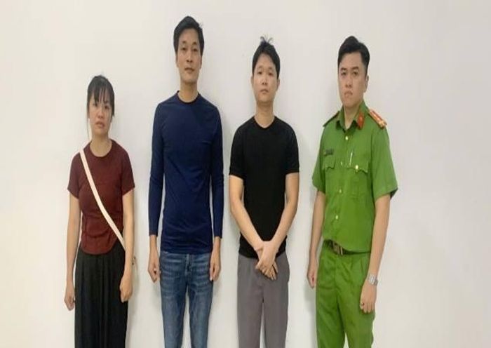  Các bị can: Đinh Thị Hiền Mỹ, Cao Việt Bắc và Nguyễn Anh Tuấn (từ trái qua phải). (Ảnh: Công an tỉnh Đồng Nai)