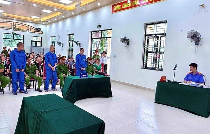 Các bị cáo tại phiên tòa xét xử vụ án Mua bán, tổ chức sử dụng trái phép chất ma túy.