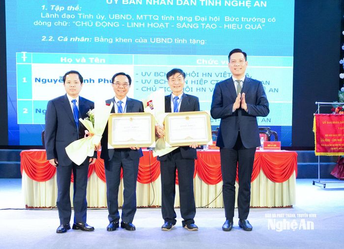 Lãnh đạo Uỷ ban MTTQ Việt Nam tỉnh và Sở Ngoại vụ trao tặng Bằng khen của UBND tỉnh cho các cá nhân. Ảnh: Mai Hoa
