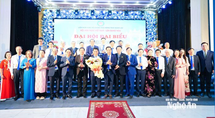Lãnh đạo Trung ương Hội Hữu nghị Việt Nam - Liên bang Nga và các ban, ngành, đoàn thể tỉnh tặng hoa chúc mừng Ban Chấp hành Hội Hữu nghị Việt Nam - Liên bang Nga tỉnh Nghệ An nhiệm kỳ 2026 - 2031. Ảnh: Mai Hoa