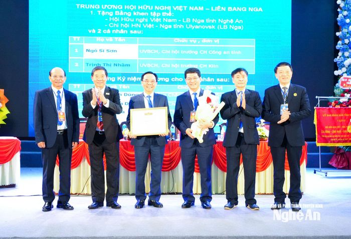 Lãnh đạo Trung ương Hội Hữu nghị Việt Nam – Liên bang Nga trao tặng Bằng khen cho Hội Hữu nghị Việt Nam – Liên bang Nga tỉnh Nghệ An. Ảnh: Mai Hoa