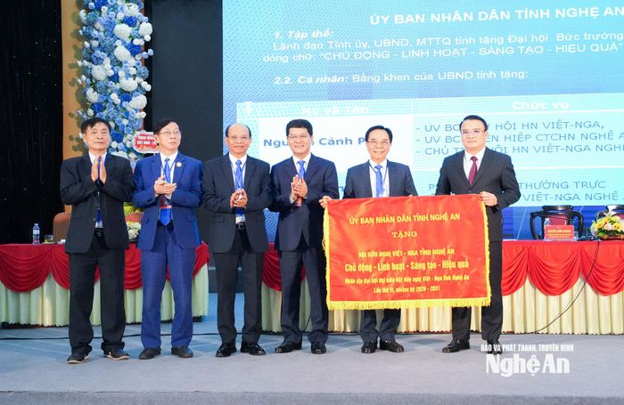 Thay mặt lãnh đạo UBND tỉnh, Phó Chủ tịch UBND tỉnh Phùng Thành Vinh trao tặng Đại hội bức trướng mang dòng chữ: “Hội hữu nghị Việt - Nga tỉnh Nghệ An: Chủ động - Linh hoạt - Sáng tạo - Hiệu quả”.