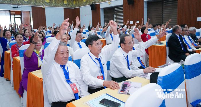 Các đại biểu biểu quyết bầu Ban Chấp hành Hội khóa VI. Ảnh: Mai Hoa