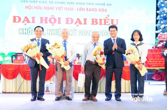 Lãnh đạo Hội Hữu nghị Việt Nam -Liên bang Nga tỉnh tặng quà cho các Ủy viên Ban Chấp hành Hội khóa V thôi tham gia Ban Chấp hành khóa VI. Ảnh: Mai Hoa
