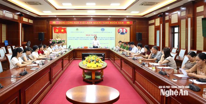 BHXH tỉnh Nghệ An phối hợp cơ quan Công an làm việc với các đơn vị có dấu hiệu chậm đóng BHXH kéo dài. Ảnh: CSCC