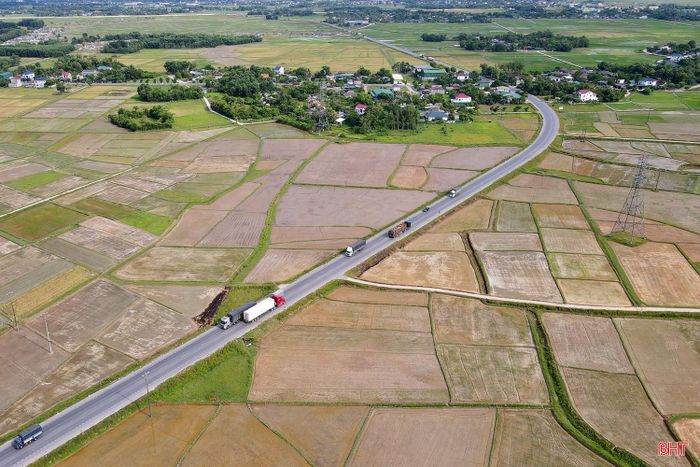 Bộ Xây dựng vừa ban hành quyết định phê duyệt chủ trương đầu tư Dự án mở rộng một số đoạn trên quốc lộ 1 qua địa bàn tỉnh Hà Tĩnh với tổng chiều dài 45,16km. Trong ảnh: Quốc lộ 1 tuyến tránh thành phố Hà Tĩnh cũ đoạn qua xã Thạch Hà, tỉnh Hà Tĩnh.