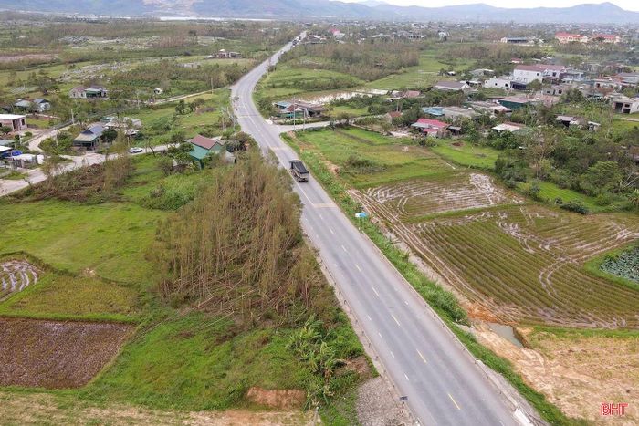2 đoạn tuyến được đầu tư mở rộng nền, mặt đường, các công trình trên tuyến từ quy mô 2 làn xe lên 4 làn xe, tiêu chuẩn kỹ thuật phù hợp với tiêu chuẩn kỹ thuật của tuyến hiện tại đang khai thác, vận tốc thiết kế 80 km/h. Trong ảnh: Quốc lộ 1 tuyến tránh thị xã Kỳ Anh cũ, đoạn qua xã Kỳ Hoa, tỉnh Hà Tĩnh.