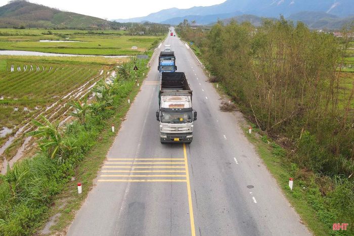 2 đoạn tuyến được mở rộng gồm đoạn Thạch Hà – Cẩm Bình (tuyến tránh thành phố Hà Tĩnh cũ) dài 16,33km và đoạn Kỳ Văn – Vũng Áng (tuyến tránh thị xã Kỳ Anh cũ) dài 28,83km. Trong ảnh: Quốc lộ 1 tuyến tránh thành phố Hà Tĩnh cũ, đoạn qua xã Thạch Hà và quốc lộ 1 tuyến tránh thị xã Kỳ Anh cũ, đoạn qua xã Kỳ Hoa, tỉnh Hà Tĩnh.