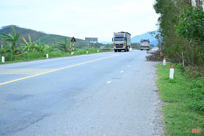 Khi hoàn thành, 2 đoạn tuyến góp phần tháo gỡ điểm nghẽn trên quốc lộ 1, giảm chi phí vận tải, thời gian lưu thông và nâng cao năng lực thông hành, hiệu quả khai thác, tạo điều kiện thuận lợi cho giao thương hàng hóa, thu hút đầu tư và phát triển kinh tế - xã hội của địa phương. Trong ảnh: Quốc lộ 1 tuyến tránh thị xã Kỳ Anh cũ, đoạn qua phường Vũng Áng, tỉnh Hà Tĩnh.