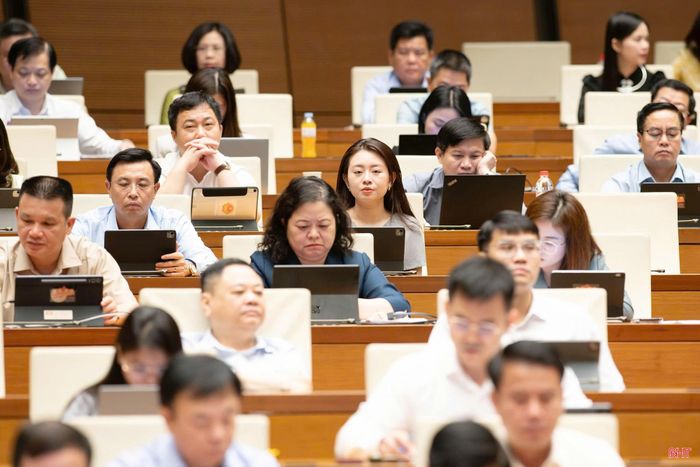 Đại biểu Quốc hội Đoàn Hà Tĩnh dự phiên thảo luận.