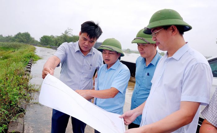 Lãnh đạo UBND phường Thành Sen, Trung tâm Phát triển quỹ đất tỉnh, Ban Quản lý dự án đầu tư xây dựng công trình giao thông và Phát triển đô thị tỉnh kiểm tra thực địa bàn giao mặt bằng tại tổ dân phố 22, phường Thành Sen.
