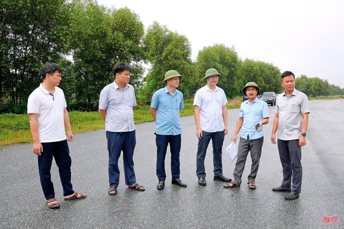 Lãnh đạo các đơn vị kiểm tra mặt bằng đã bàn giao cho dự án tại tổ dân phố 21.