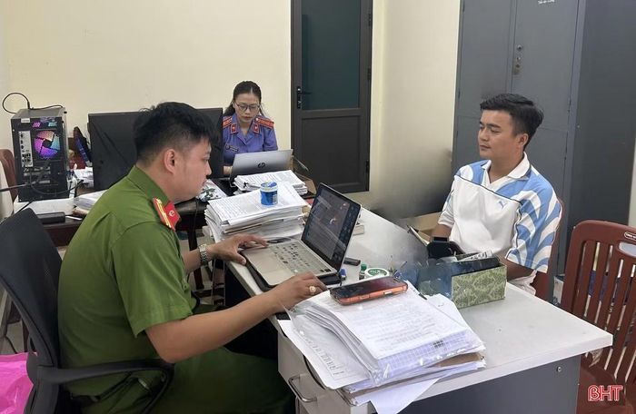Cơ quan CSĐT Công an Hà Tĩnh lấy lời khai đối tượng liên quan đường dây mua bán trái phép 24.000 hóa đơn trị giá 4.000 tỷ đồng.