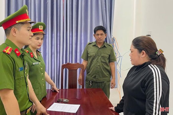 Cơ quan công an làm việc với Trần Thị Tuyết Anh - Giám đốc Công ty TNHH Xây dựng - Kỹ thuật và san lấp mặt bằng Bảo Uyên.