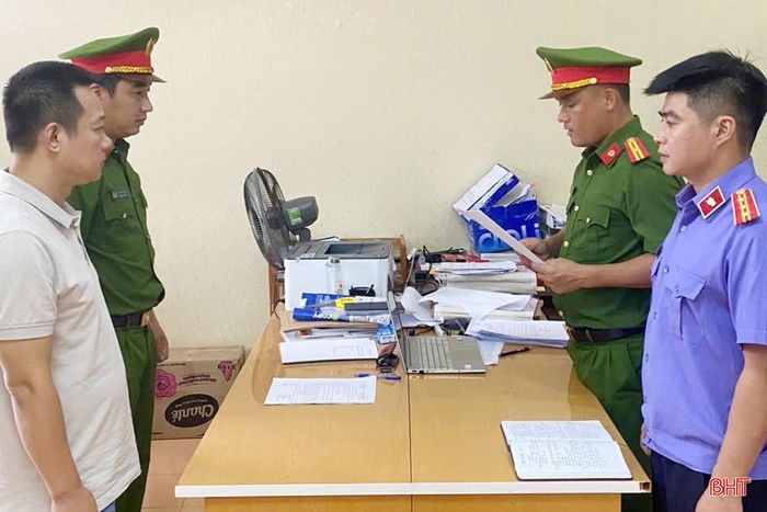 Cơ quan điều tra Công an tỉnh Hà Tĩnh tống đạt quyết định khởi tố đối với Phạm Trường Giang – Phó Giám đốc Công ty CP Tư vấn đầu tư xây dựng Quảng Ninh - trong vụ án mua bán trái phép hóa đơn để hợp thức hóa nguồn gốc khoáng sản (cát xây dựng) bất hợp pháp, thu lợi bất chính hơn 5 tỷ đồng (tháng 6/2025).