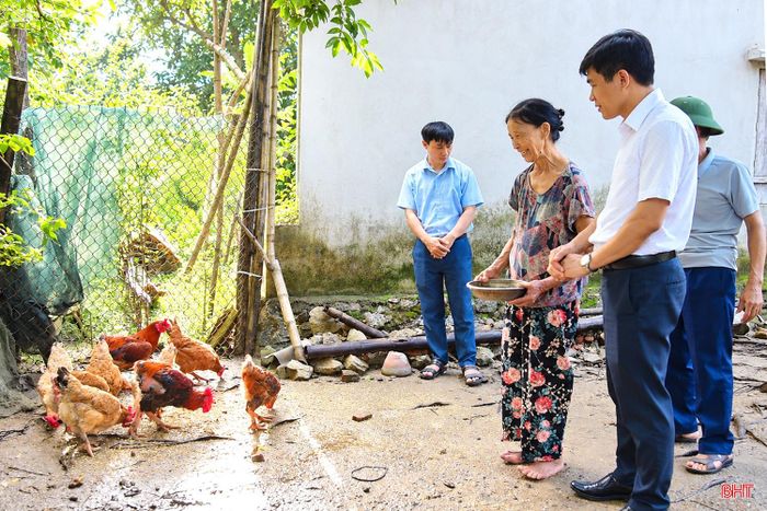 Cán bộ phường Bắc Hồng Lĩnh động viên bà Trịnh Thị Thanh tích cực chăm sóc đàn gà, góp phần nâng cao hiệu quả mô hình sinh kế tại gia đình.