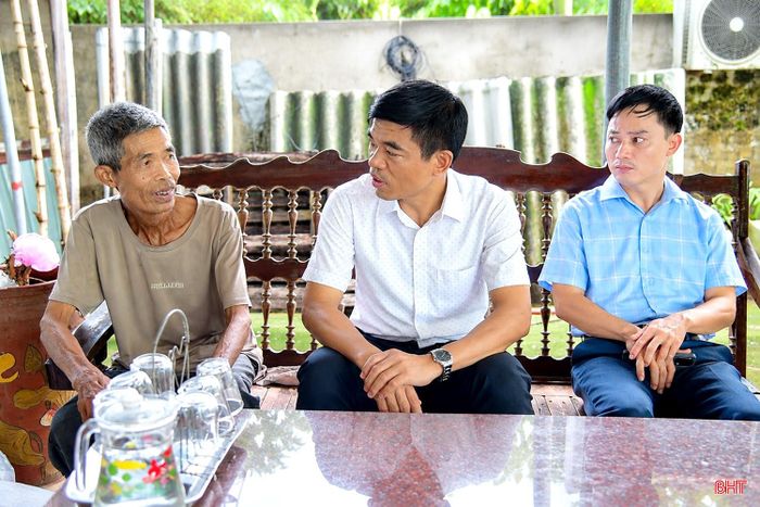  Lãnh đạo phường Bắc Hồng Lĩnh thăm hỏi, nắm bắt hoàn cảnh và động viên gia đình ông Kiều Đình Thân, đồng thời trao đổi về việc hỗ trợ sinh kế, giúp gia đình từng bước ổn định cuộc sống. 
