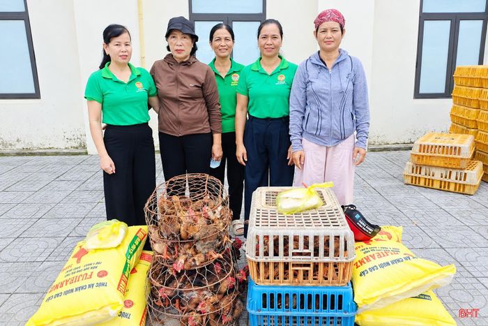  Những con bò giống, gà giống được trao tận tay người dân là nguồn lực thiết thực, tạo sinh kế lâu dài cho hộ nghèo, cận nghèo ở phường Bắc Hồng Lĩnh. (Trong ảnh: Đại diện Hội Nông dân phường Bắc Hồng Lĩnh trao mô hình sinh kế bò, gà cho người dân). 