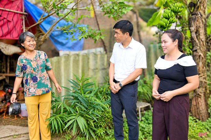  Bà Kiều Thị Huyền trao đổi với lãnh đạo phường Bắc Hồng Lĩnh về việc phát triển mô hình chăn nuôi gà, từng bước tạo sinh kế, cải thiện thu nhập gia đình. 