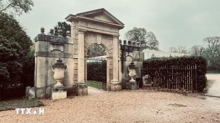 Cổng đá do kiến trúc sư Inigo Jones thiết kế năm 1621, được chuyển về dựng lại trong vườn Chiswick năm 1738, nay trầm mặc dưới vòm cây. (Ảnh: Hương Giang/TTXVN)