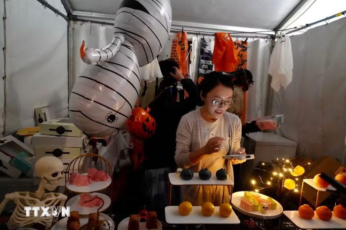 Một gian hàng bán bánh theo phong cách Halloween. (Ảnh: Lê Đạt/TTXVN)