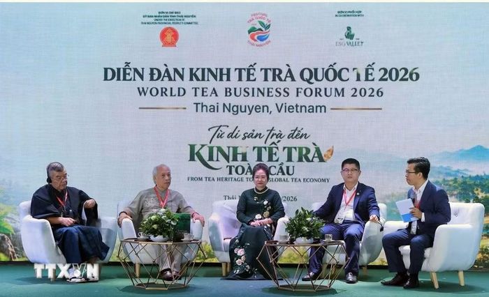 Các diễn giả tại Tọa đàm "Từ di sản Trà đến Kinh tế trà toàn cầu." (Ảnh: Trần Trang/TTXVN)