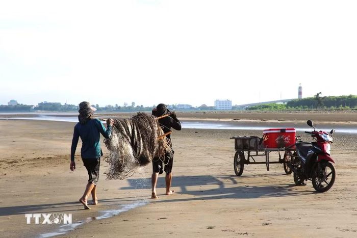 Những bãi triều rộng, mực nước không quá sâu, ít rác, có sóng nhỏ sẽ được ngư dân lựa chọn tìm đến để hoạt động kéo lưới rùng. (Ảnh: Xuân Tiến/TTXVN)