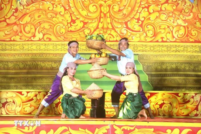 Tiết mục múa giã cốm dẹp tại đêm lễ. (Ảnh: Thanh Hòa/TTXVN)