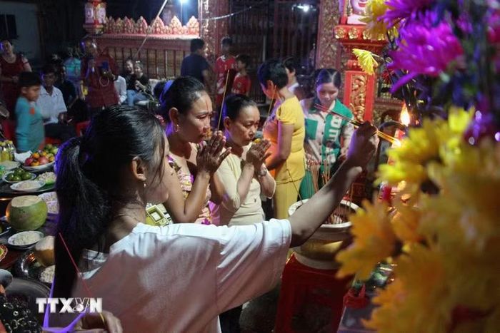 Đồng bào Khmer cầu nguyện tại chùa Ratana Paphia Vararam. (Ảnh: Hồng Thái/TTXVN)