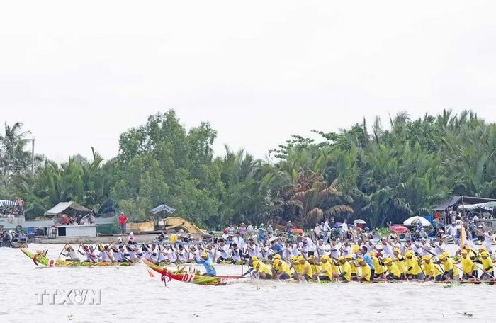 Đua ghe ngo truyền thống, một trong những hoạt động thể thao hấp dẫn của đồng bào dân tộc Khmer tỉnh An Giang được tổ chức vào dịp lễ hội Ok Om Bok hằng năm. (Ảnh: Công Mạo/TTXVN)