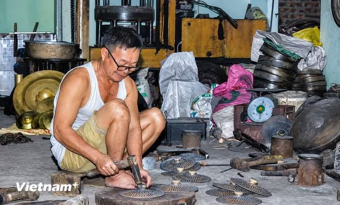 Thợ thủ công tại làng nghề đúc đồng Đại Bái. (Ảnh: Thanh Thủy/Vietnam+)