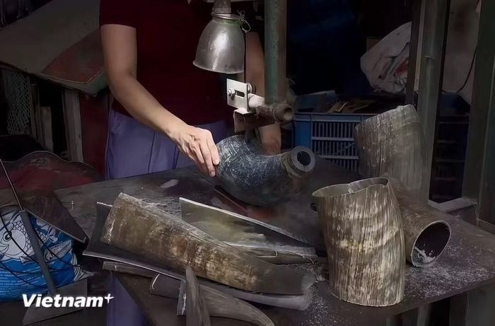 Công đoạn cắt sừng thô bằng máy cắt chuyên dụng. (Ảnh: Phương Thảo/Vietnam+)