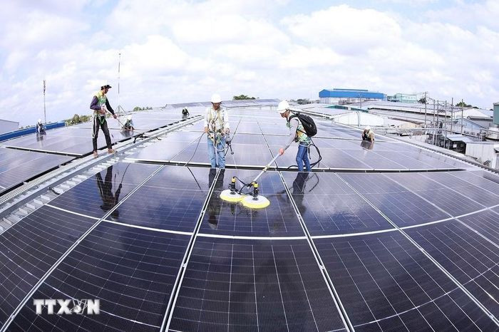 Triển khai lắp đặt hệ thống điện mặt trời mái nhà giúp tiết kiệm chi phí sản xuất. (Ảnh: Vũ Sinh/TTXVN)