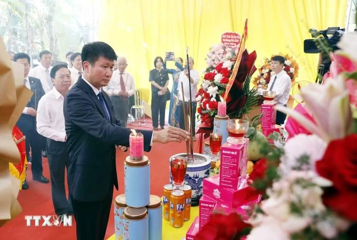 Bí thư Tỉnh uỷ Ninh Bình Trần Huy Tuấn thắp hương tại nhà lưu niệm đồng chí Trần Huy Liệu. (Ảnh: Thái Thuần/TTXVN)