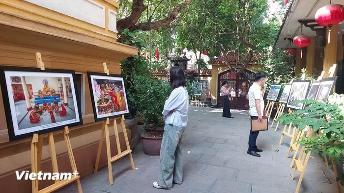 Khách thập phương tham quan triển lãm. (Ảnh: Minh Thu/Vietnam+)