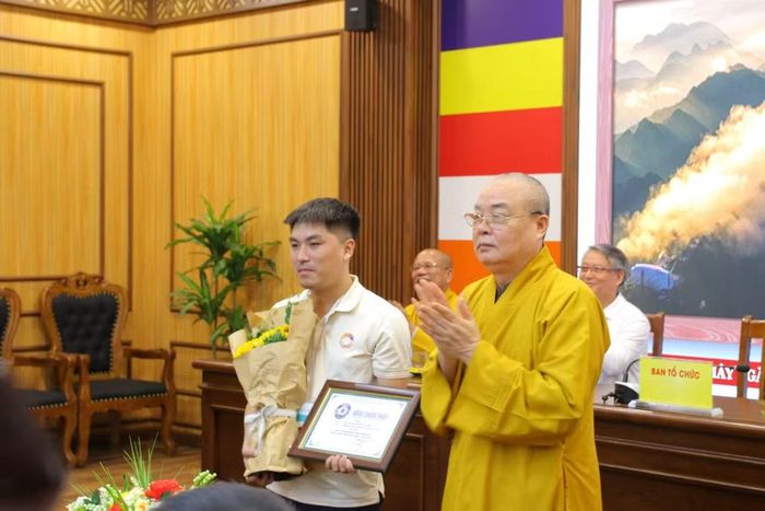 Trưởng lão Hòa thượng Thích Thanh Nhiễu, Ủy viên Thường trực Hội đồng Chứng minh, Phó Chủ tịch Thường trực Hội đồng Trị sự Giáo hội Phật giáo Việt Nam trao Giải Nhất. (Ảnh: PV/Vietnam+)