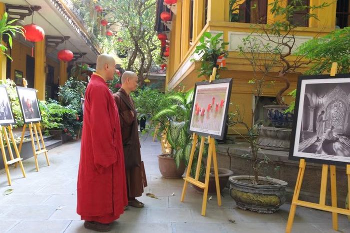 Các tác phẩm xuất sắc lựa chọn từ Cuộc thi được triển lãm tại chùa Quán Sứ. (Ảnh: PV/Vietnam+)