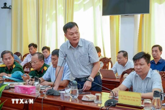 Đại diện nhà thầu báo cáo các khó khăn về vật liệu thi công cao tốc tại buổi làm việc. (Ảnh: Thanh Liêm/TTXVN)