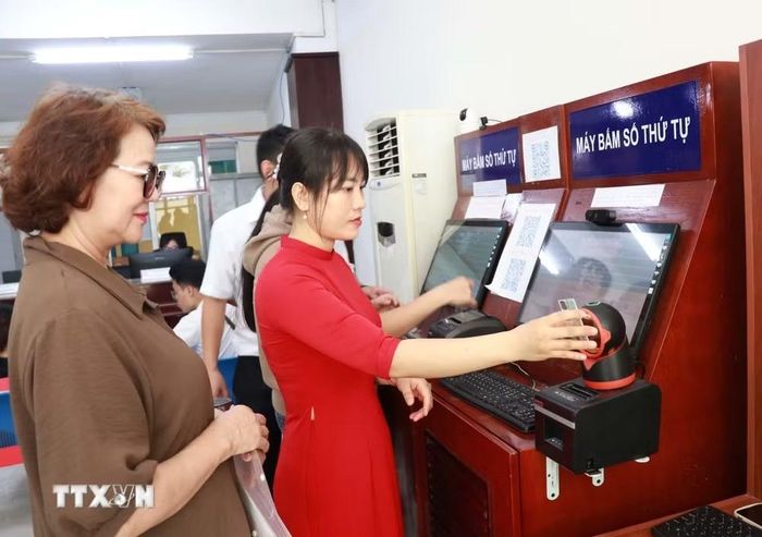  Người dân đến làm thủ tục hành chính tại phường Nha Trang, tỉnh Khánh Hòa. (Ảnh: Phan Sáu/ ﻿TTXVN) 